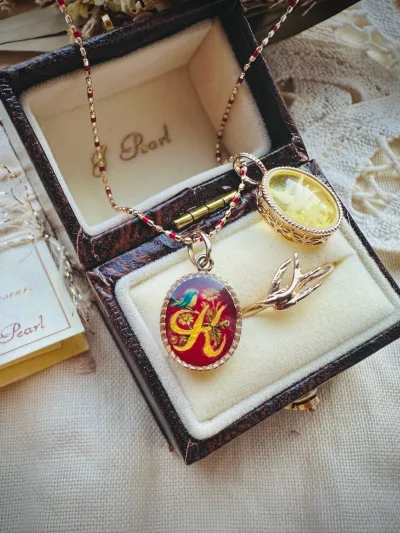 非常可爱的小鸟首饰，细密画就是不一样，看上去比照片里精致多了。
很喜欢，希望能买到同系列戒指，慢慢蹲。