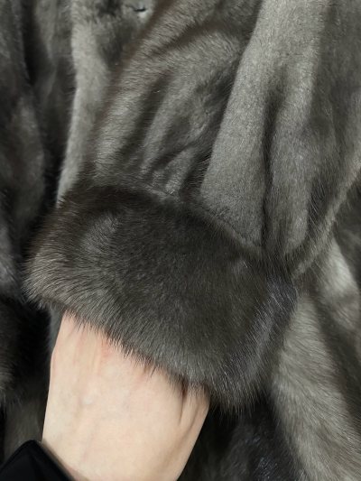 这款拿铁灰貂皮太衬肤色了！比纯灰色温柔，比棕色更显气质。颜色高级百搭，白色的底绒黑色的毛针特别好看，无论是通勤西装还是裙装都能完美融入。质感柔软高级，是这个冬天最满意的投资！