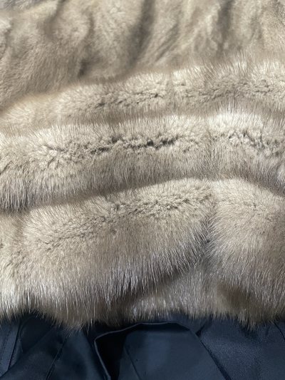 海淘的这件斗篷太惊艳了！羊绒质感软糯亲肤，狐狸毛镶边精致华美，做工无可挑剔。虽是跨境等待，但这份精致与温暖完全值得，绝对超值的一次购物！