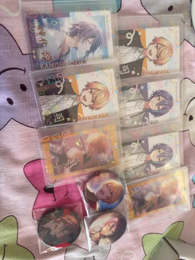 最惊喜的事莫过于入手了《世界计划》和《哈利·波特》的徽章周边，质感超惊喜！《世界计划》徽章的色彩还原了游戏原画，金属覆膜不刮手；哈利·波特学院徽章的浮雕纹路清晰，狮院徽章的金色镶边超有质感。徽章的别针设计牢固，别在书包上完全不用担心掉落，细节控真的爱了，性价比也很可...