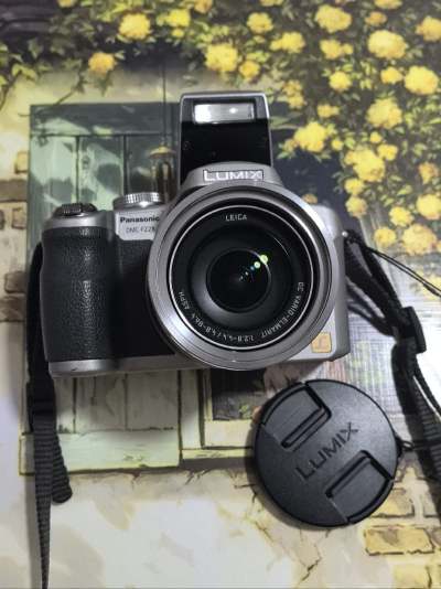 收到一批单反式相机 仅展出一台