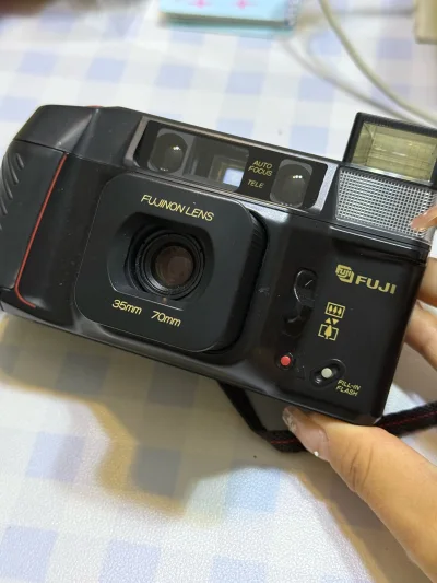 1000日元购入的超值机器！！卖家说机器没有测试不保证功能完好 收到之后换了电池 双镜头切换丝滑 闪光灯也没有问题 取景器、片仓、镜头都很干净！！只有少许划痕痕！还附赠了一个非常有年代感的原装包！这次选的可追踪小航空 大概是12天就拿到手了 包装什么的都很完美！！！...