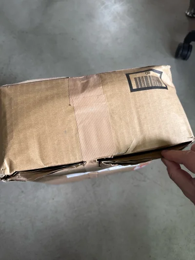 箱子泡水发丑，雨季或者海运最好套个塑料袋，不然真的出问题就麻烦，这种基本没售后一刀切的交易最怕了，还好内部东西完好，当然也只能说运气好