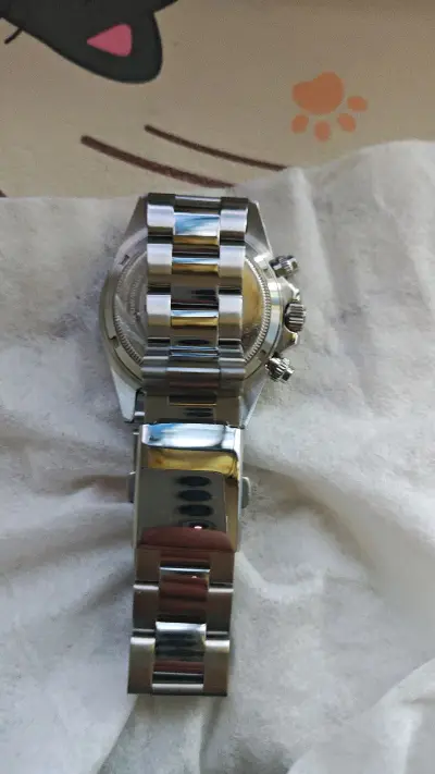 非常有辨识度的一块表，整体白色的底调，无论是蝙蝠发饰，还是帽子上的纽扣，以及哇呼的口癖，还有狗狗的标识。算得上supergroupies众多联名里面设计很不错的表了