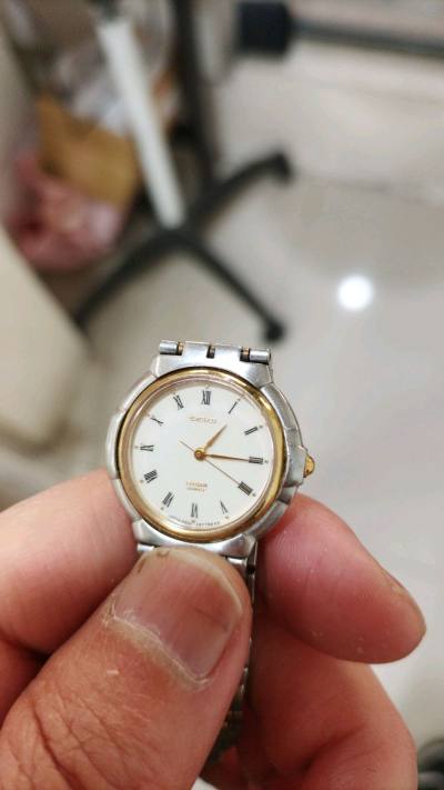 标题
 
日系好物购入体验：手表+文具太惊喜啦
 
购物体验内容
 
这次入手了卡西欧Baby-G的礼盒款手表和斑马自动铅笔，体验感超棒！手表的金属表带质感细腻，表盘设计简约又精致，日常搭配通勤装特别合适，走时也很精准；自动铝笔的笔握软胶很贴合手指，书写丝滑不卡纸，...