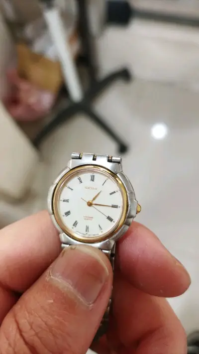 标题
 
日系好物购入体验：手表+文具太惊喜啦
 
购物体验内容
 
这次入手了卡西欧Baby-G的礼盒款手表和斑马自动铅笔，体验感超棒！手表的金属表带质感细腻，表盘设计简约又精致，日常搭配通勤装特别合适，走时也很精准；自动铝笔的笔握软胶很贴合手指，书写丝滑不卡纸，...