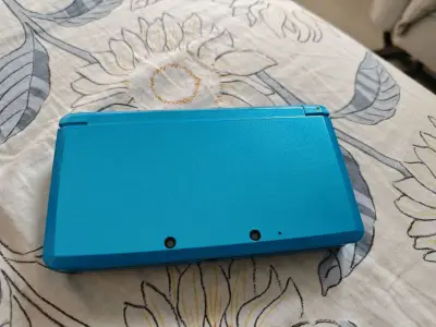 在挖掘姬上蹲了好久终于拿下这款蓝色任天堂3DS，到手直接被颜值惊艳到！亮面蓝的机身质感超棒，成色几乎全新，比预期好太多。开机测试了3D效果和按键，响应都很灵敏，玩经典的宝可梦、马力欧游戏适配度拉满。物流也超给力，包装裹得严严实实，配件一个没少。作为复古掌机控，在挖掘...