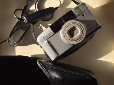 对比闲鱼蹲了好久，便宜好多，成色也很好，95 新像没怎么用过，镜头通透无霉点，功能全好！还有皮套，遥控器上了新电池功能也是好的
直邮无税到手，爽歪歪了?帖子上看这个胶片机效果还挺好的，捡大漏了，价格香、成色新还无税，闭眼冲