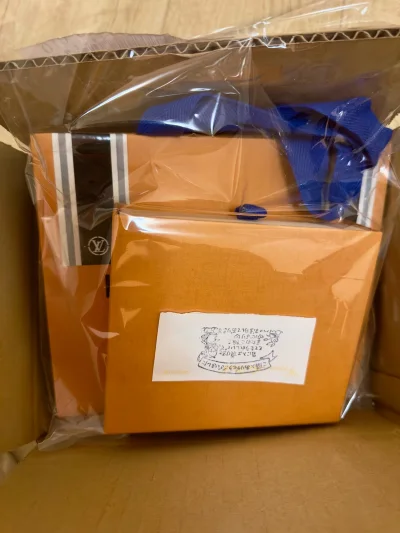 看我买到了什么 2017年LV和藤原浩联名的软盘包 一直想要这个小包 这次终于非常好价的收到 用了挖煤姬的折扣券 更值了 全新全套 甚至连当时的手提袋都有 真的是幸运！快递非常快 虽然被海关税了 那也很开心！