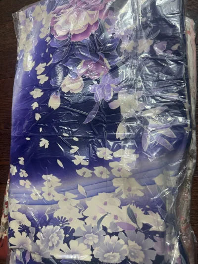 我在挖煤姬新收的正绢到了，这波真的美到跺脚！
第一件是这个红棕渐变，贵气又复古，配腰封直接封神！。
第二件是深紫底+白紫花卉的设计太绝了！正绢面料自带丝绒般的光泽，垂感巨好，花纹是大面积的繁花+渐变晕染，像把星空下的花园穿在身上，领口和袖口的细节绣工超精致，完全看不...