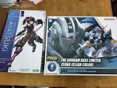 这次买的是寿屋的綾月以及万代的rg吉翁彩透版，这次的机娘还是首发特典版，还有首发小册子，也是意外惊喜。这次的箱子依旧八角尖尖，还是走竹蜻蜓专线，从发货到到手不过15天。令我放心。挖煤姬当属海淘的好去处，适合我这种喜欢老番的玩家去淘点冷门的玩意。