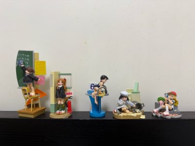 挖煤姬好物分享，开箱大丰收，海运包裹稳稳抵达，箱子完好无损超安心！这次战利品直接戳中收藏癖✨ 复古感拉满的动物模型细节绝了，我的大哥大手办自带治愈buff，还有小册子，氛围感十足，妥妥的收藏柜新宠~