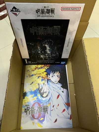 收到这箱跨洋而来的谷子真的太幸福了！吧唧闪膜完美无瑕，亚克力通透得像宝石，纸片党狂喜！每个小物都被保护得超好，拆箱时简直像在考古。价格也很合适平台给了券很喜欢