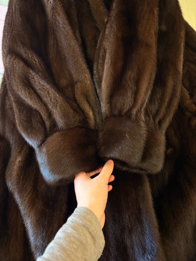 这次购买的美国传奇四星长款貂 也是捡漏啦 很满意 长度合适 毛毛也亮 低绒很厚 适合在冬天最冷的时候穿 一件过冬 干洗打理后也舒舒服服滴 满意