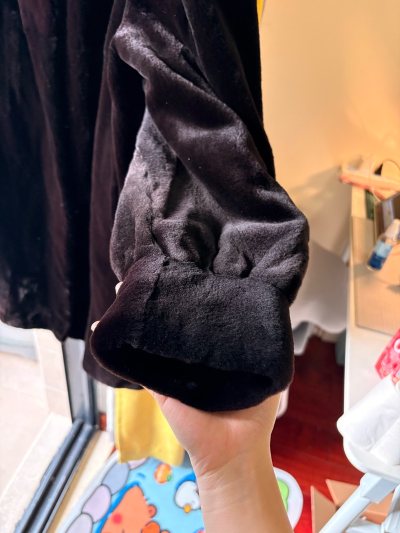 上月购入一件皮草大衣 貂绒款滴 到货后很厚实 貂绒有一种丝绒的光泽感 手感也很好 衣服没有瑕疵 穿在身上也很暖和 中古的设计风格我也很喜欢
