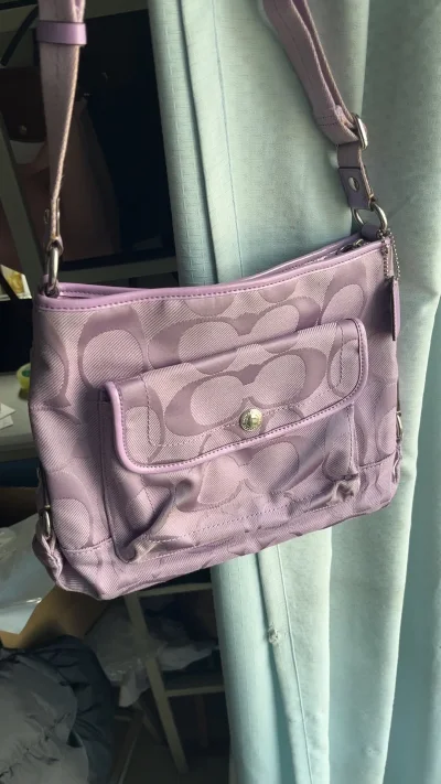 终于收到了在挖煤姬购买的紫色coach包，实物真的很新很美，比图片上还好看很多，爱了爱了，以后还会再使用挖煤姬的