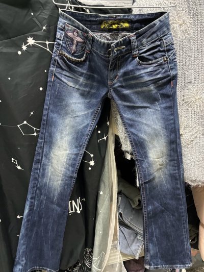 我用挖煤姬买这条Red Pepper翅膀刺绣牛仔裤的体验还挺不错的：
1. 找货：在挖煤姬里搜“Red Pepper 翅膀牛仔裤”，很快就刷到这条，看卖家图和我要的款式一致，尺码也对得上。
2. 下单：直接点“购买”，填了自己的收货地址，支付的时候用了微信支付，汇率...