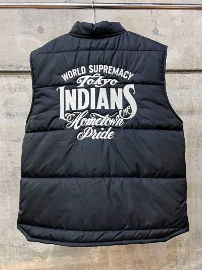 挖煤姬购得一件Tokyo Indians Racing Vest ，复古机车马甲，立体剪裁，前后均为刺绣logo 。该品牌为Neighborhood二把手Nau Shima成立的个人品牌Tokyo Indians，只为东京骑行俱乐部会员开放购买。
