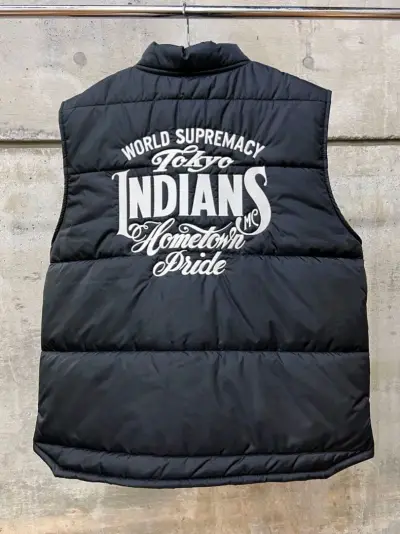 挖煤姬购得一件Tokyo Indians Racing Vest ，复古机车马甲，立体剪裁，前后均为刺绣logo 。该品牌为Neighborhood二把手Nau Shima成立的个人品牌Tokyo Indians，只为东京骑行俱乐部会员开放购买。