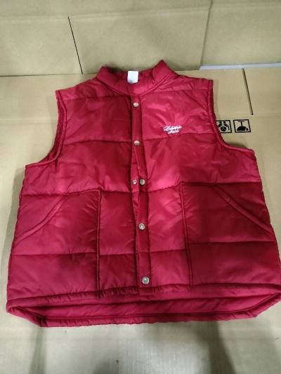 在挖煤姬购得一件Tokyo Indians的复古机车马甲，立体剪裁，前后均为刺绣logo，这件红色可以说很稀有。