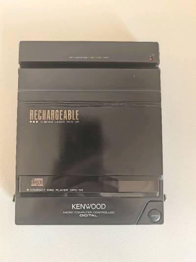 好长时间没有分享挖煤姬购物体验了，这次看到前些时拍自挖煤姬的一件古老CD随身听，还是想分享一下。建伍的CD随身听如果能通电基本可以买回来，这款随身听已有三十多年了，声音扎实耐听，十分饱满厚实，与其他建伍随身听清丽的声音有较大差别，觉得这种有个性的随身听还是值得购入的...