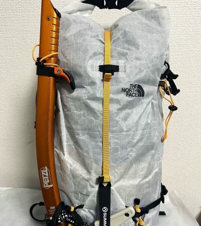 The North Face北面巅峰Summit系列AMK2.0登山包，25L容量，白色搭配黄色背带，Dyneema® Ripstop面料，防水防撕裂。带冰镐携带系统和绳索携带装置，适合户外登山、攀冰使用。全新带吊牌，正品保证
