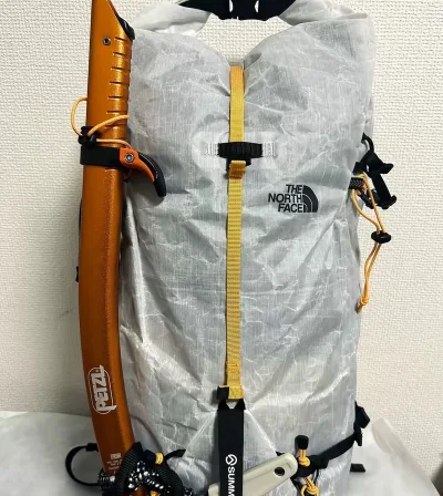 The North Face北面巅峰Summit系列AMK2.0登山包，25L容量，白色搭配黄色背带，Dyneema® Ripstop面料，防水防撕裂。带冰镐携带系统和绳索携带装置，适合户外登山、攀冰使用。全新带吊牌，正品保证