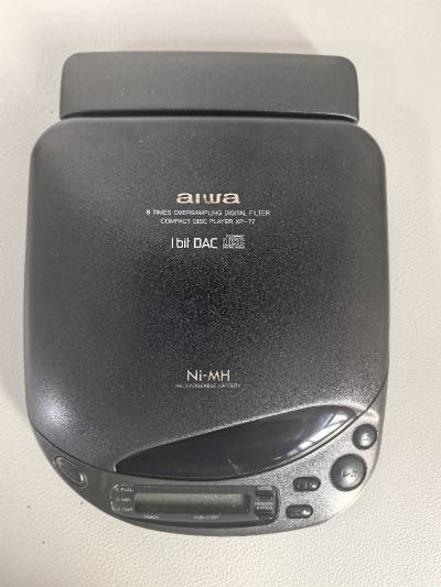 最近，又淘了一台九十年代的CD随身听。这次淘的是爱华的，与Sony、松下这些品牌相比，爱华相对小众一些。经过比较，还是选了一台爱华的随身听，这款相对价廉物美，而且声音比较温暖耐听。收到货试听了一会，一切正常，确实比较有超值。