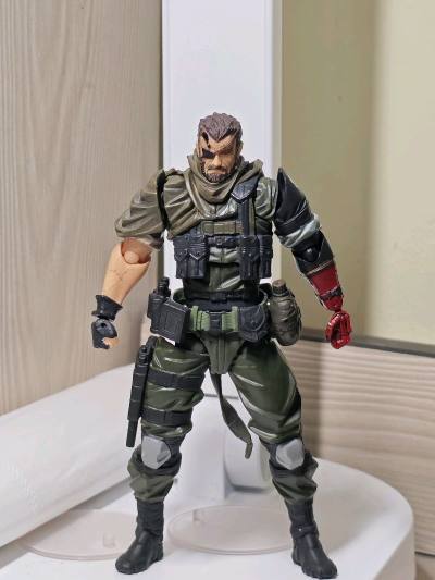 很棒的模型，虽然小但是可动完全不马虎。后续更换了固体蛇的腿部，把玩体验更好了，之前的腿部更重视造型，改成迷你蛇的腿后虽然有了穿帮位，但是结构简化了。
配件丰富，量大管饱，比较可惜的是可动眼调整起来不是很方便。
购物体验也很好，没遇到什么问题