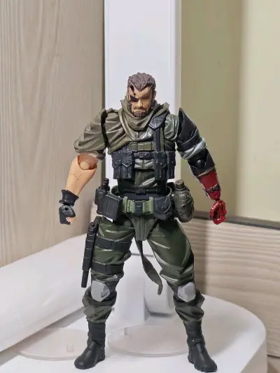 很棒的模型，虽然小但是可动完全不马虎。后续更换了固体蛇的腿部，把玩体验更好了，之前的腿部更重视造型，改成迷你蛇的腿后虽然有了穿帮位，但是结构简化了。
配件丰富，量大管饱，比较可惜的是可动眼调整起来不是很方便。
购物体验也很好，没遇到什么问题