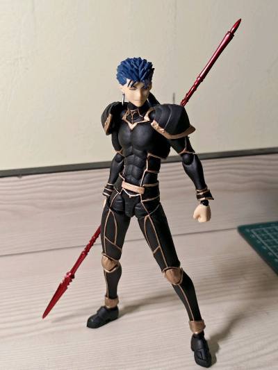 改成了黑金配色，得益于配色简单，改起来很方便。
可以说是figma可动巅峰之作，身体造型干练简单，配合巧妙的关节配置，一起达成了相当爆炸的可动。
面雕水准也很高，手型很有意思，并非完全对称，为了更好的握持武器，左右手有不同的手型