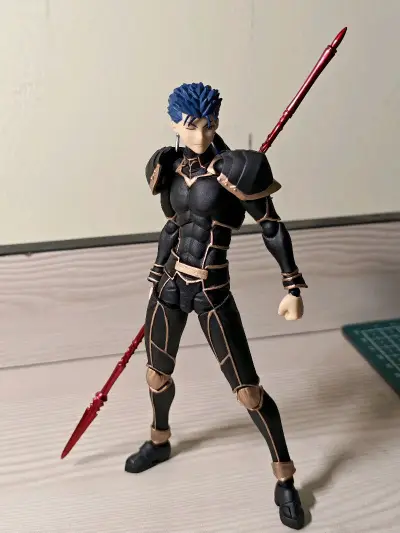 改成了黑金配色，得益于配色简单，改起来很方便。
可以说是figma可动巅峰之作，身体造型干练简单，配合巧妙的关节配置，一起达成了相当爆炸的可动。
面雕水准也很高，手型很有意思，并非完全对称，为了更好的握持武器，左右手有不同的手型