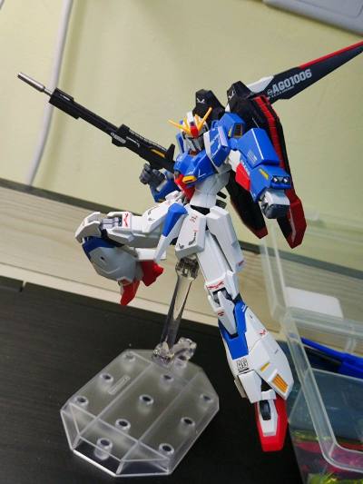 在新的r魂z高达出现之前最好的把玩z高达——需要稍微改一下可动。
造型很劲，据说是scmex团队设计的，宽肩细腰大手，非常有张力。不过部分关节需要适当修改，更方便更好地解放可动。
阻尼感很不错，几遍实力老物松紧依旧很不错，看了看也没有易损位置，整体很不错