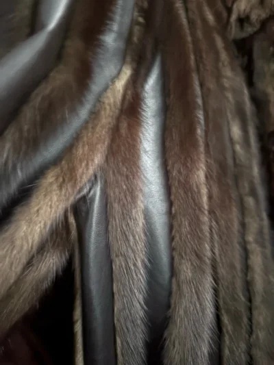 收到这件皮草外套太惊喜啦！皮质细腻有质感，毛条厚实顺滑，拼接设计独特又高级，上身超显气质，保暖又时髦，妥妥的冬日氛围感神器，爱惨了！