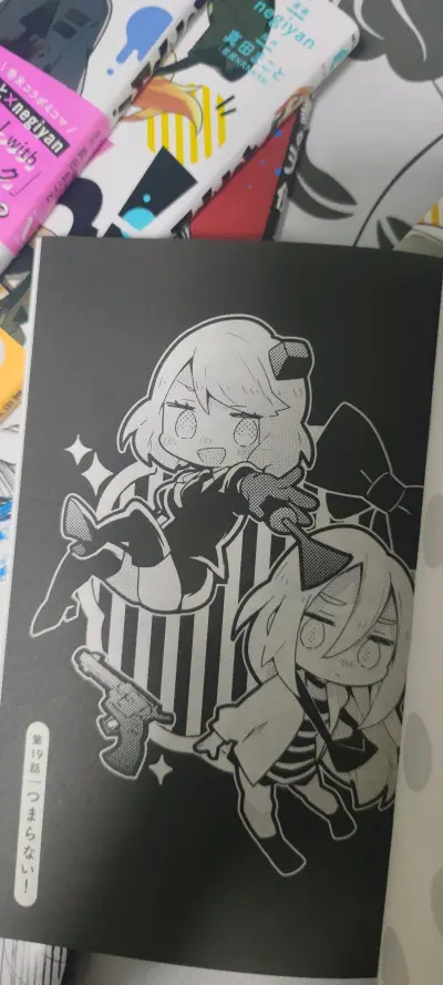 翻开这本Q版漫画的瞬间，仿佛跌进了一个被施了缩小魔法的糖果星球——所有角色都顶着圆滚滚的脑袋、瞪着占了半张脸的水晶大眼睛，连反派生气时鼓起的腮帮子都像两颗软糯的糯米团子。

战斗场面溅起的不是火花，而是亮晶晶的星星特效；悲伤的台词从嘴里飘出来，会变成具体化的流泪颜文...