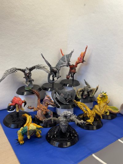 淘了一套年代稍早的系列，风格更偏复古。怪物造型虽然不如新品动态夸张，但别有一番经典韵味。涂装是略带哑光的质感，色彩厚重。从平台购入，卖家包装得非常用心，内附了防撞泡沫。收到后检查，关节紧实，没有岁月带来的松垮感。这种老物件的魅力在于其时代感，摆在书柜里，和后来的新品...