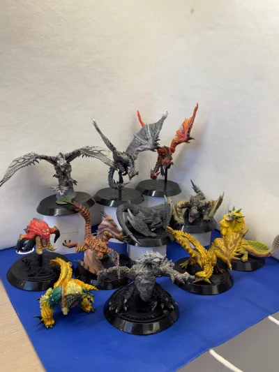 淘了一套年代稍早的系列，风格更偏复古。怪物造型虽然不如新品动态夸张，但别有一番经典韵味。涂装是略带哑光的质感，色彩厚重。从平台购入，卖家包装得非常用心，内附了防撞泡沫。收到后检查，关节紧实，没有岁月带来的松垮感。这种老物件的魅力在于其时代感，摆在书柜里，和后来的新品...