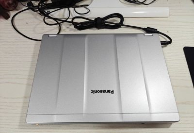 谁懂啊！用挖煤姬淘松下CF-SZ6直接挖到宝，体验感好到想怒推给所有需要轻薄本的人。
重点夸夸这台SZ6！不愧是“世界最轻”12寸本，才800多g比两瓶矿泉水还轻。圆形触控板用着比鼠标还顺手￼￼￼。对比国内二手平台，算上运费和优惠券，价格直接省了好几百，性价比绝了！...