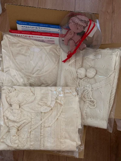 无敌美美美美萌萌萌！非常新非常好！太温柔了，球球针织开衫软萌软萌的，t恤丝带亮晶晶，衬衫的生成色巨温柔！非常成功的购物，非常流畅的购物体验呢?