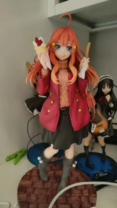 哇！刚在挖煤姬上挖到两个大宝贝，开心到转圈！必须来跟同好们分享一下我的快乐！

这次收了一个超可爱的 GSC冬装中野五月，还有律队手办。两个都是我的心头好，而且价格比直接买全新香太多了！

先说说五月吧！这款冬装造型真的把我萌化了，不是那种常见的华丽款，反而特别生活...