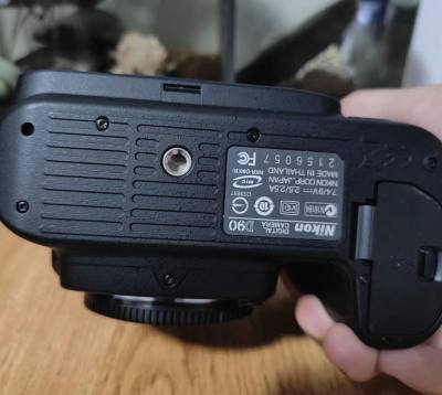 机器到手后成色很新，个人觉得目前作为入门的机子个人觉得是够用了的，至少是当年中端的残幅，机身马达肩屏双波轮以及操控方面，能把玩的东西蛮多，很适合打底子一点点熟悉单反的系统。而且尼康的残幅镜头也还，比较良心。配套的至18-105玩熟后可以换定焦体验大光圈。