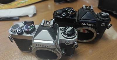 此次购买的尼康FE胶片相机机身，一款适合实战和收藏的的准专业经典相机，测光指针随光线变化灵敏，过片丝滑快门清脆随速度盘有序变化，成色见图正常使用痕迹，机身顶盖铭牌处有轻微划痕和小磕碰，后盖底盖有正常磨损擦痕，取景器定义微灰，历经几十年的岁月洗礼能保持这样的成色已实属...