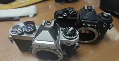 此次购买的尼康FE胶片相机机身，一款适合实战和收藏的的准专业经典相机，测光指针随光线变化灵敏，过片丝滑快门清脆随速度盘有序变化，成色见图正常使用痕迹，机身顶盖铭牌处有轻微划痕和小磕碰，后盖底盖有正常磨损擦痕，取景器定义微灰，历经几十年的岁月洗礼能保持这样的成色已实属...