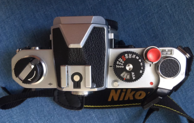 尼康FM胶片相机机身，这次购买的胶片机身外观成色稍微有点磕碰划痕，取景器稍微有点脏物，但对使用没有任何影响，很满意的一次购物，下次看看还有没有漏。