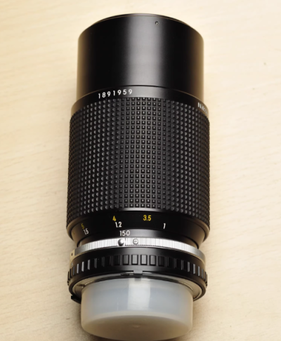 尼康小茉莉，尼康手动机械镜头中中长焦的恒定光圈，成像素质很不错，商品到手后用着很不错，阻尼感合适，没有锤头的情况，唯一缺点就是前井口有点磕碰