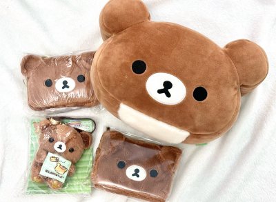 冬天就是要被毛茸茸包围呀！在挖煤姬下单的熊弟抱枕+周边套装终于到啦～熊头抱枕软fufu的，抱着追剧幸福感爆棚！还有同系列零钱包和小挂件，细节满满超治愈～挖煤姬物流速度比想象中快，包装也很严实，收到时完全没有破损，必须给平台服务点个赞！已经安利给身边所有日淘党，年末想...