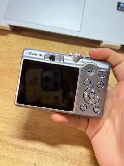 第一次海淘CCD就收获满满惊喜！心仪机型终于到手，机身复古颜值在线，小巧轻便易携带，揣进包里随时能记录生活。开机快门声超有仪式感，镜头伸缩顺畅，操作简单上手快，不管是日常快照还是旅行记录都能轻松驾驭。成像色彩细腻，复古韵味十足，光学防抖出片率高，暗部细节也能清晰呈现...