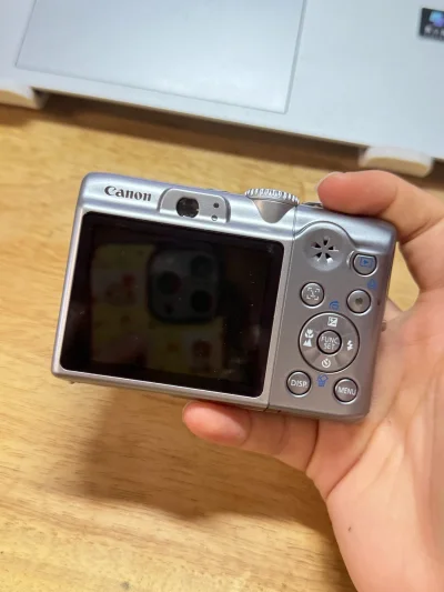 第一次海淘CCD就收获满满惊喜！心仪机型终于到手，机身复古颜值在线，小巧轻便易携带，揣进包里随时能记录生活。开机快门声超有仪式感，镜头伸缩顺畅，操作简单上手快，不管是日常快照还是旅行记录都能轻松驾驭。成像色彩细腻，复古韵味十足，光学防抖出片率高，暗部细节也能清晰呈现...