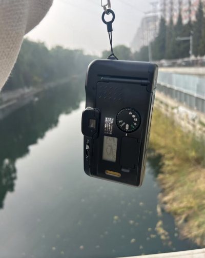 本来打算买胶片单反的，但是经过比较之后还是选了傻瓜胶片机，同时对比网红款佳能autoboyS2的价格，S这款性价比拉满，蹲到了价格合适的马上就入手了，不过第一次海淘对各种流程都不太熟悉
好在APP还是比较简洁的，收到相机以后成色功能各方面都很好，yesyes