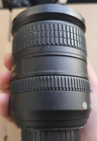 尼康半画幅旅游头中的性价比选手，一代和二代区别不大，所以可以直接无脑选择一代，个人感觉红色的VR标识更帅一些。